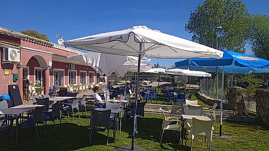 Restaurante El Capricho del Encinar de Montecalderón terraza con sombrillas