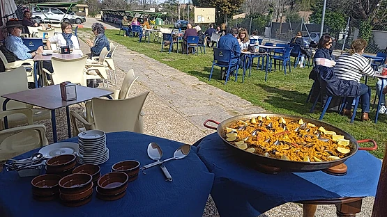 Restaurante El Capricho del Encinar de Montecalderón paella en la terraza