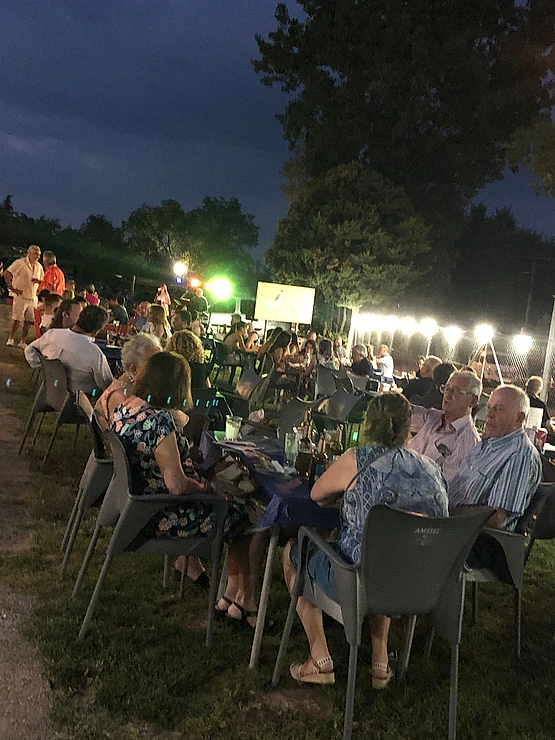 Restaurante El Capricho del Encinar de Montecalderón terraza con los ables de un evento